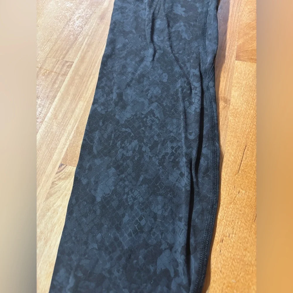 lululemon athletica Black Tonal Pattern Leggings - size 8 (28 inch) - Picture 3 of 4